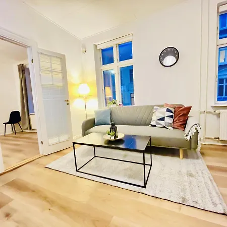 Aday - Classy 2 Bedrooms In The Center Of Appartamento